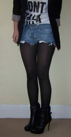 shorts-pantyhose-ankleboots.jpg